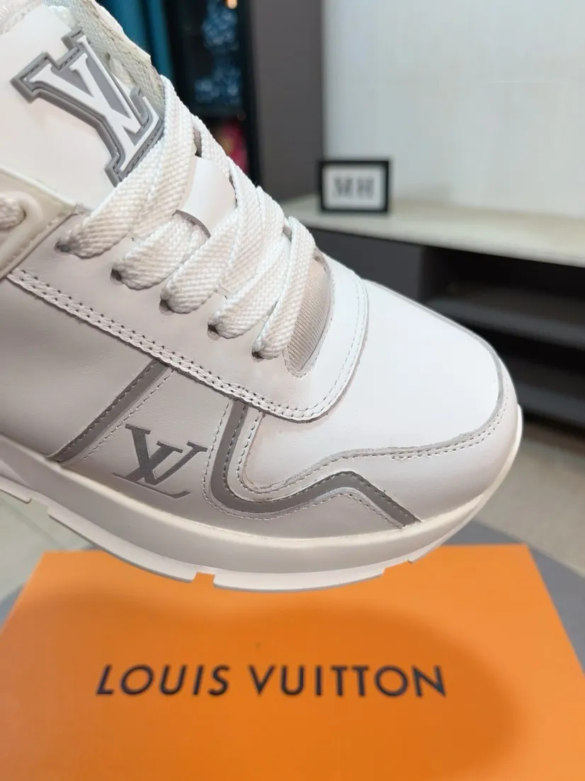Men's shoes 💰600🌸🌸 LV style is novel and fashionable, the upper is made of imported cowhide + LV special materials! Super trendy design! It’s eye-catching! The leather is soft, delicate, shiny and translucent, showing the ultimate in pure handcraftsmanship, and the mesh is soft, comfortable and breathable! Size: 39-44 (38 45 customized)